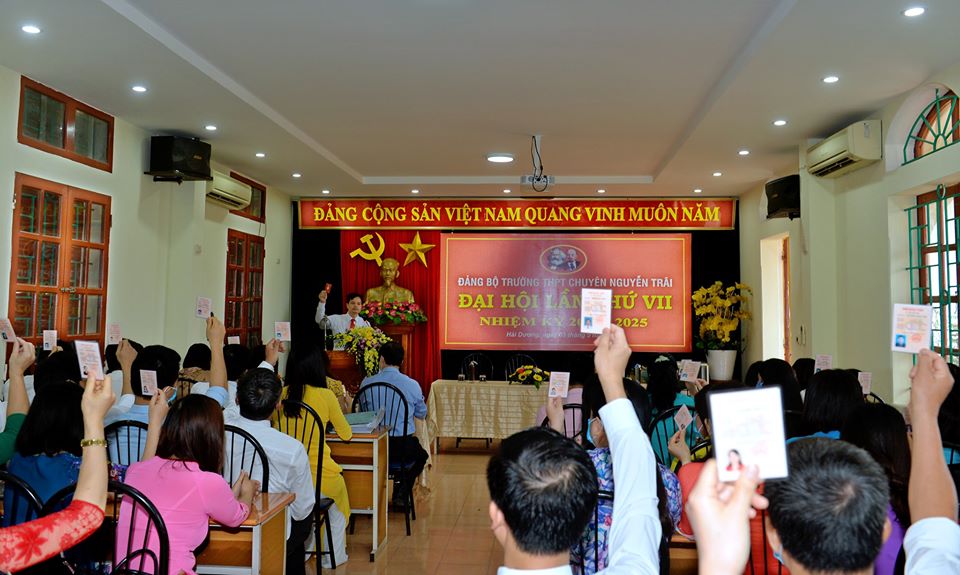 Đảng viên biểu quyết bầu Đoàn chủ tịch điều hành đại hội